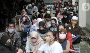 083276400 1592225148 20200615 Layanan Kembali Dibuka Warga Serbu Kantor Dukcapil IQBAL 6