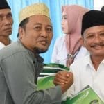 Bupati Karna Suswandi saat menyerahkan bantuan insentif guru ngaji di Situbondo