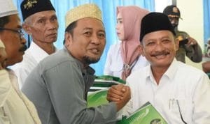 Bupati Karna Suswandi saat menyerahkan bantuan insentif guru ngaji di Situbondo