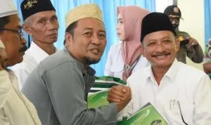 Bupati Karna Suswandi saat menyerahkan bantuan insentif guru ngaji di Situbondo