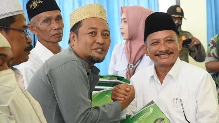 Bupati Karna Suswandi saat menyerahkan bantuan insentif guru ngaji di Situbondo