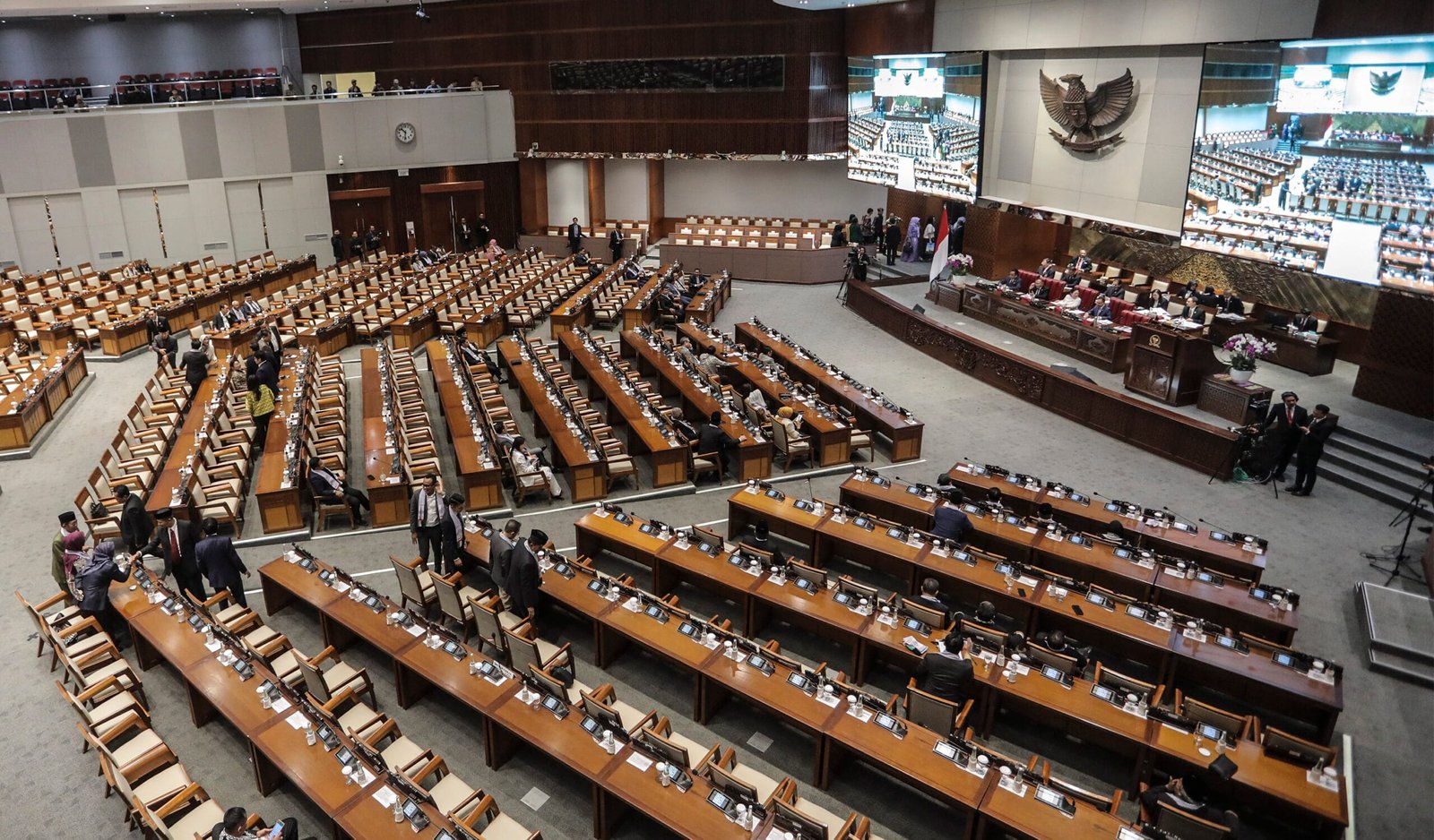 DPR RAPAT PARIPURNA KE 8 DWI PAMBUDO RM4 scaled 1