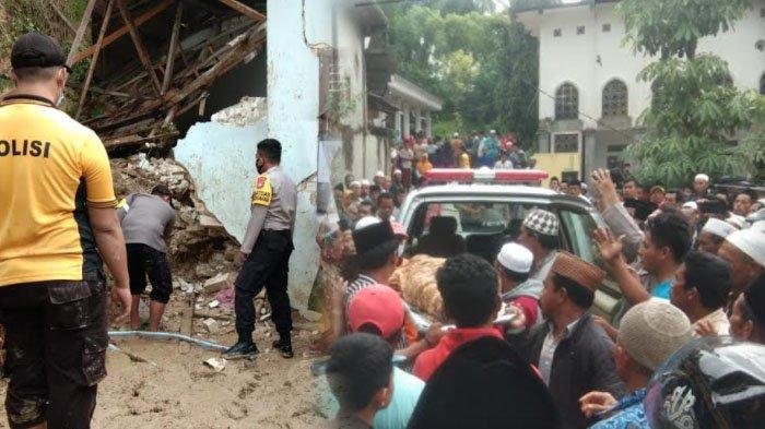 longsor pamekasan tewaskan 2 santri