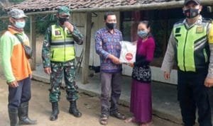 polres-malang-membantu-penyaluran-52-ton-beras.jpg polres malang membantu penyaluran 52 ton beras