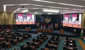 rapat paripurna dprd dki jakarta dan pj gubernur dki heru budi 169