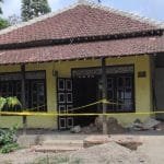 Garis polisi masih terpasang di rumah yang menjadi lokasi temuan kerangka manusia