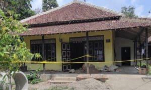 Garis polisi masih terpasang di rumah yang menjadi lokasi temuan kerangka manusia
