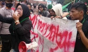 Mahasiswa-HMI-berdemonstrasi-menolak-rencana-kenaikan-harga-BBM-di-depan-Gedung-DPRD-Lebak.Nda_.jpg Mahasiswa HMI berdemonstrasi menolak rencana kenaikan harga BBM di depan Gedung DPRD Lebak.Nda