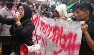 Mahasiswa HMI berdemonstrasi menolak rencana kenaikan harga BBM di depan Gedung DPRD Lebak.Nda