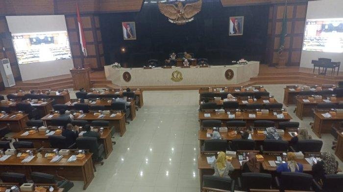 Rapat Paripurna Mendengarkan Jawaban Gubernur atas Pandangan Umum Fraksi DPRD