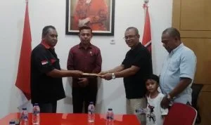 balon bupati ende yosef badeoda resmi mendaftar di dpc pdi perjuangan dWYNkmBpsJ