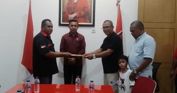 balon bupati ende yosef badeoda resmi mendaftar di dpc pdi perjuangan dWYNkmBpsJ