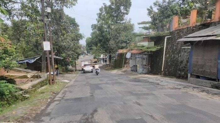 kondisi jalan raya sindangwangi kabupaten majalengka yang belum dihotmiks