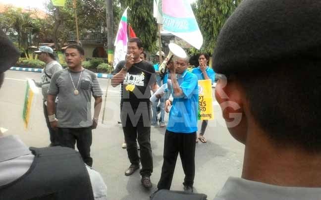 massa mengepung DPRD Jombang