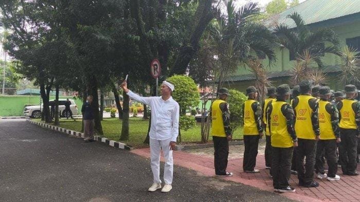 meninjau langsung program pendidikan berkarakter di barak militer