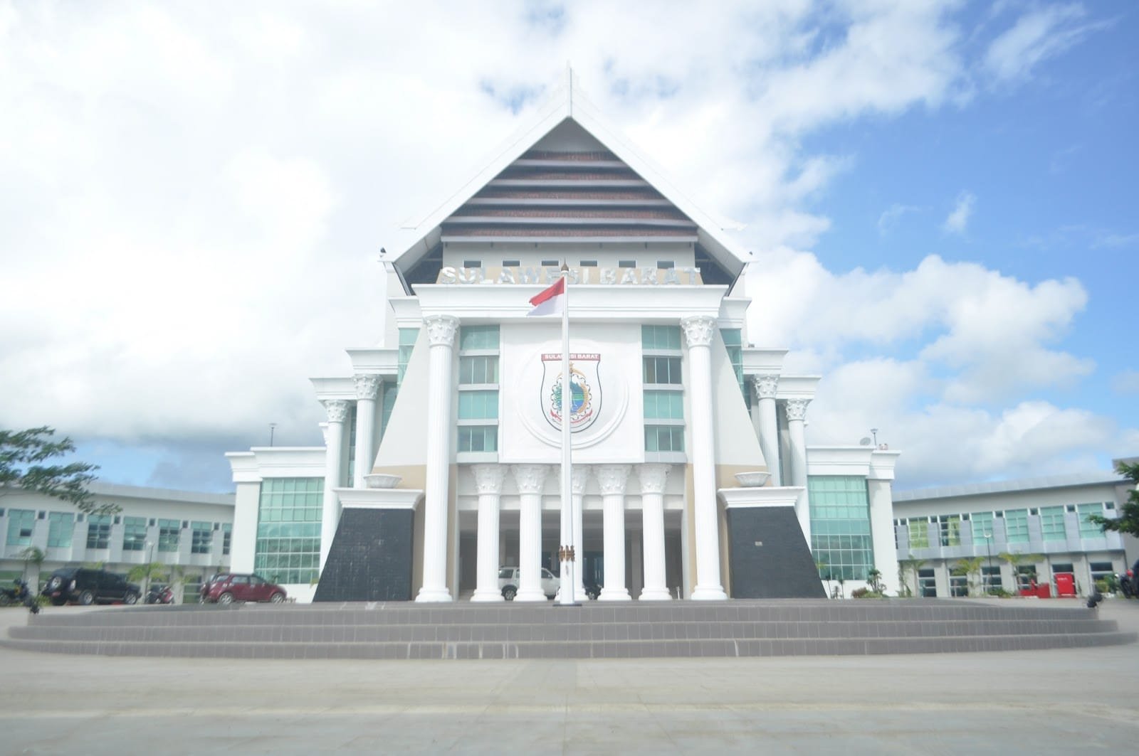tampak depan kantor Gub. Sulbar 2