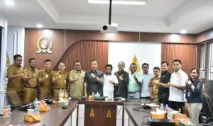 Anggota_Komisi_I_DPRD_Pekanbaru_foto_bersama_Plh_Sekdako_Zarman_Candra.jpg Anggota Komisi I DPRD Pekanbaru foto bersama Plh Sekdako Zarman Candra