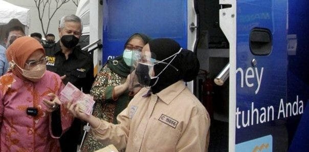 Bank Mandiri Menyalurkan Penerima BSU di Bandung e1766563580254