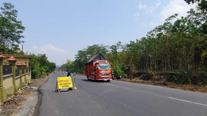 Ilustrasi truk pengangkut barang melewati ruas jalan nasional Lumajang Probolinggo