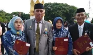 PNS-Yang-Menerima-Penghargaan-Satya-Lencana-Karya-Satya.jpg PNS Yang Menerima Penghargaan Satya Lencana Karya Satya