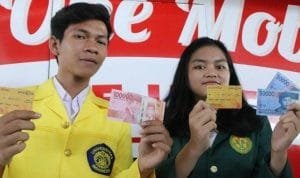mahasiswa dan mahasiswi sedang memegang kartu jakarta mahasiswa unggul kjmu
