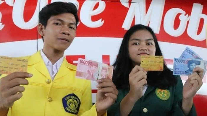 mahasiswa dan mahasiswi sedang memegang kartu jakarta mahasiswa unggul kjmu