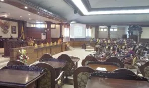 rapat paripurna di dprd bali 169