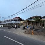 tiang bangunan restoran diabadikan dari kejauhan di bawahnya wbai