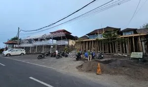 tiang bangunan restoran diabadikan dari kejauhan di bawahnya wbai