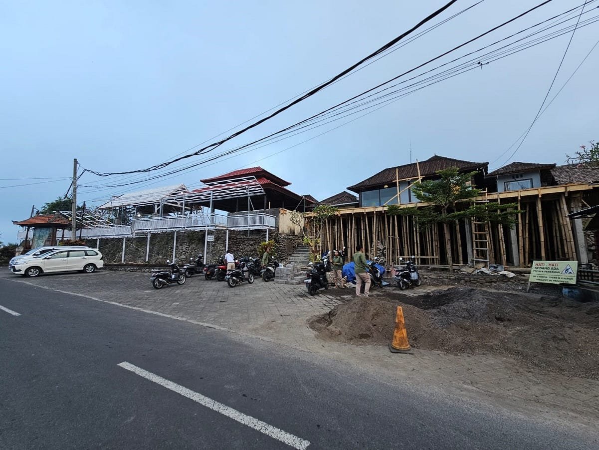 tiang bangunan restoran diabadikan dari kejauhan di bawahnya wbai