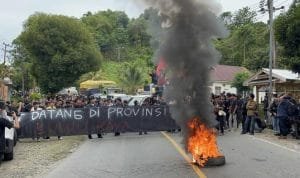 AA1UW985.jpg AA1UW985