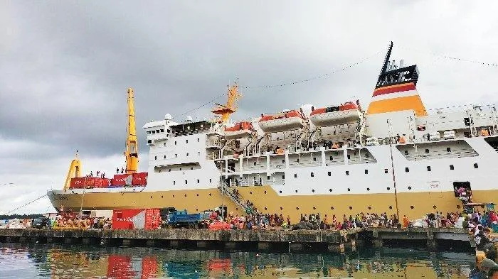 Kapal-Motor-KM-Gunung-Dempo-sandar-di-Pelabuhan-Manokwari.jpg Jadwal Kapal Pelni ,KM Gunung Dempo