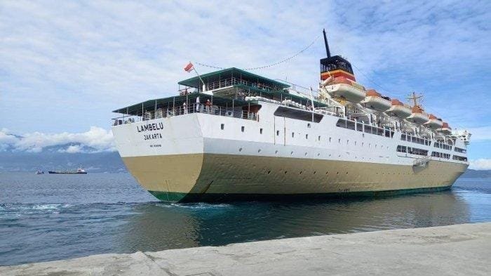 Kapal Pelni KM Lambelu
