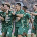 Pemain Persebaya Surabaya saat merayakan gol di Liga 1 20232024 ss