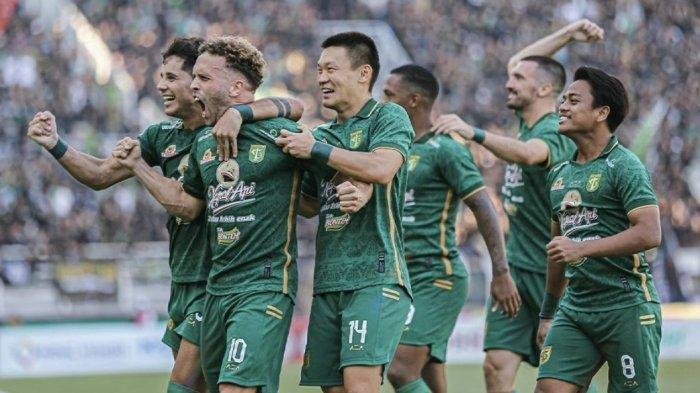 Pemain Persebaya Surabaya saat merayakan gol di Liga 1 20232024 ss