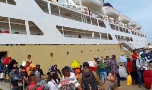Penumpang-KM-Kelud-saat-turun-di-Pelabuhan-Batuampar.jpg Jadwal Pelayaran Kapal Pelni KM Kelud, Januari, Februari