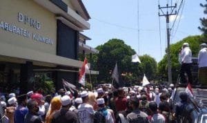 demonstrasi di gedung dprd kuningan