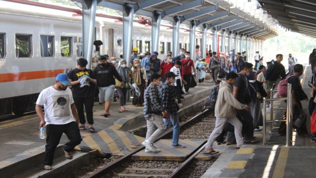 foto arsip penumpang di stasiun jember antaraho humas kai daop 9 jember 1685528565 05 2023