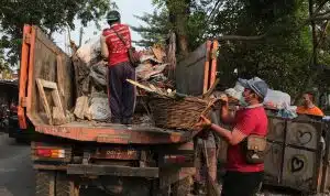kerja-bakti-di-TPS2.jpg DPRD Surabaya, Masalah Sampah Kerja Bhakti