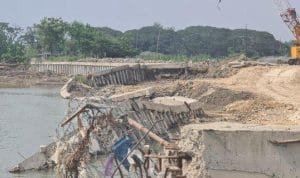 pelindung tebing Sungai Bengawan Solo yang berada di Bojonegoro diterjang banjir