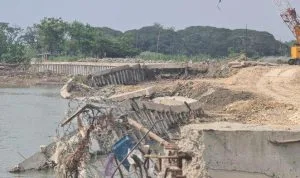 pelindung tebing Sungai Bengawan Solo yang berada di Bojonegoro diterjang banjir