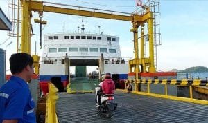 sepeda-motor-masuk-kapal-dermaga-pelabuhan-poto-tano.jpg Kapal Feri Lintas Lombok-Bali
