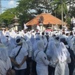 suasana saat ribuan tenaga kesehatan unjuk rasa di dprd pamekasan