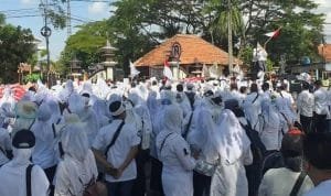 suasana saat ribuan tenaga kesehatan unjuk rasa di dprd pamekasan