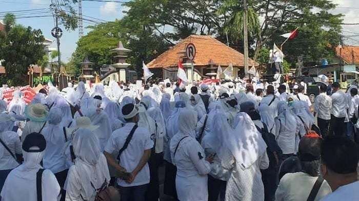 suasana saat ribuan tenaga kesehatan unjuk rasa di dprd pamekasan