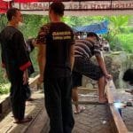 warga dan bpbd ponorogo membangun jembatan sesek