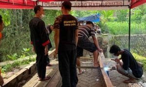 warga dan bpbd ponorogo membangun jembatan sesek