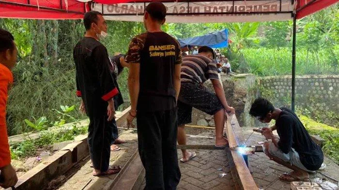 warga dan bpbd ponorogo membangun jembatan sesek
