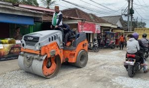 Anggota DPRD Kabupaten Lebak Regen Abdul Aris saat tinjau perbaikan ruas jalan rusak di Lebak 3