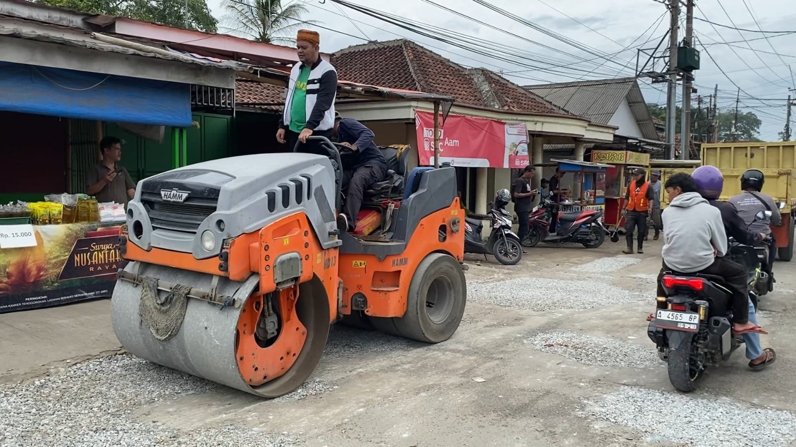 Anggota DPRD Kabupaten Lebak Regen Abdul Aris saat tinjau perbaikan ruas jalan rusak di Lebak 3